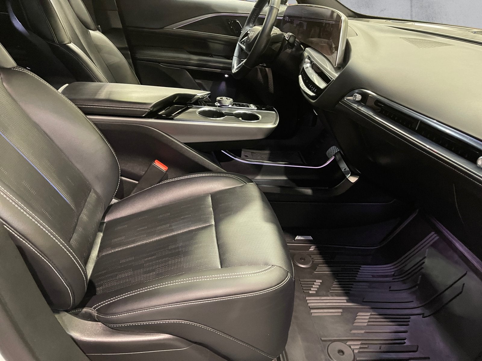 2025 Cadillac LYRIQ Luxury 1