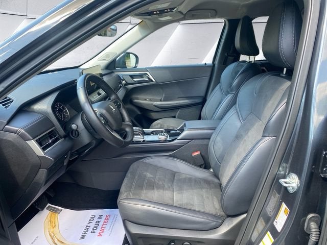 2025 Mitsubishi Outlander Base