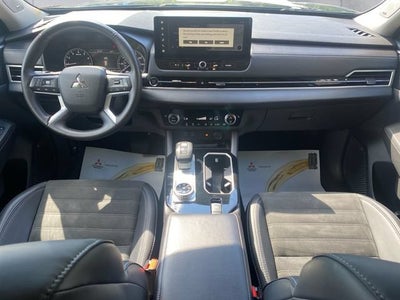 2025 Mitsubishi Outlander Base