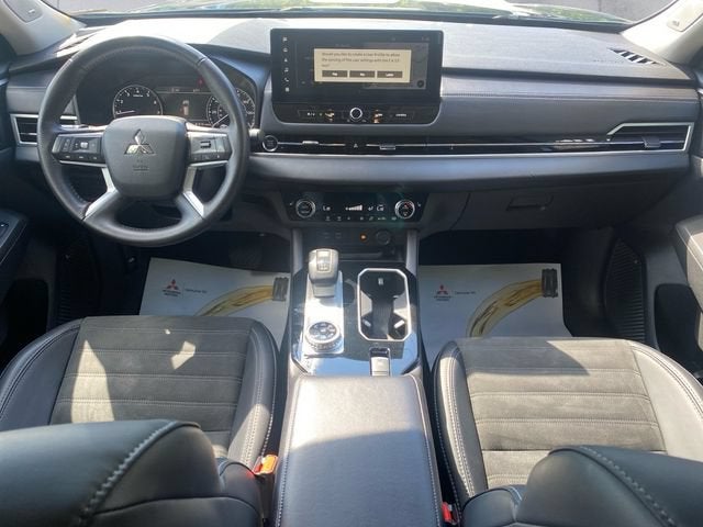 2025 Mitsubishi Outlander Base