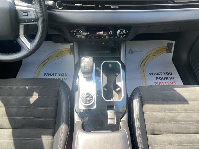 2025 Mitsubishi Outlander Base
