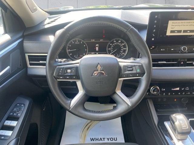 2025 Mitsubishi Outlander Base