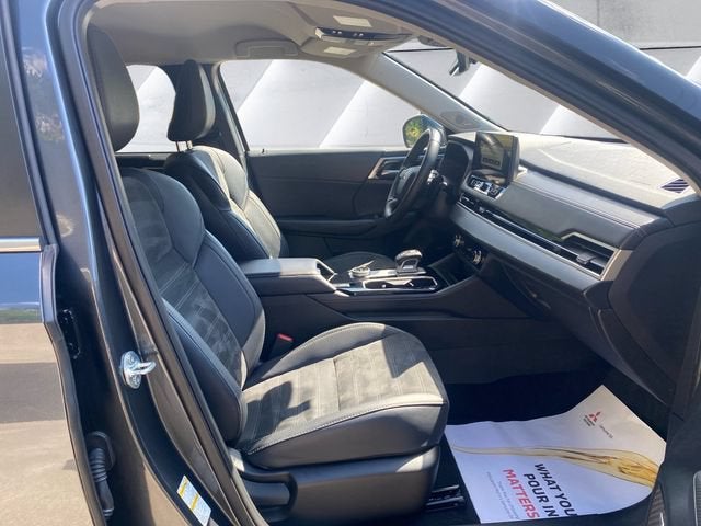 2025 Mitsubishi Outlander Base