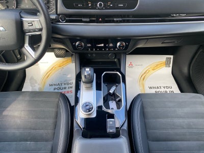 2025 Mitsubishi Outlander Base