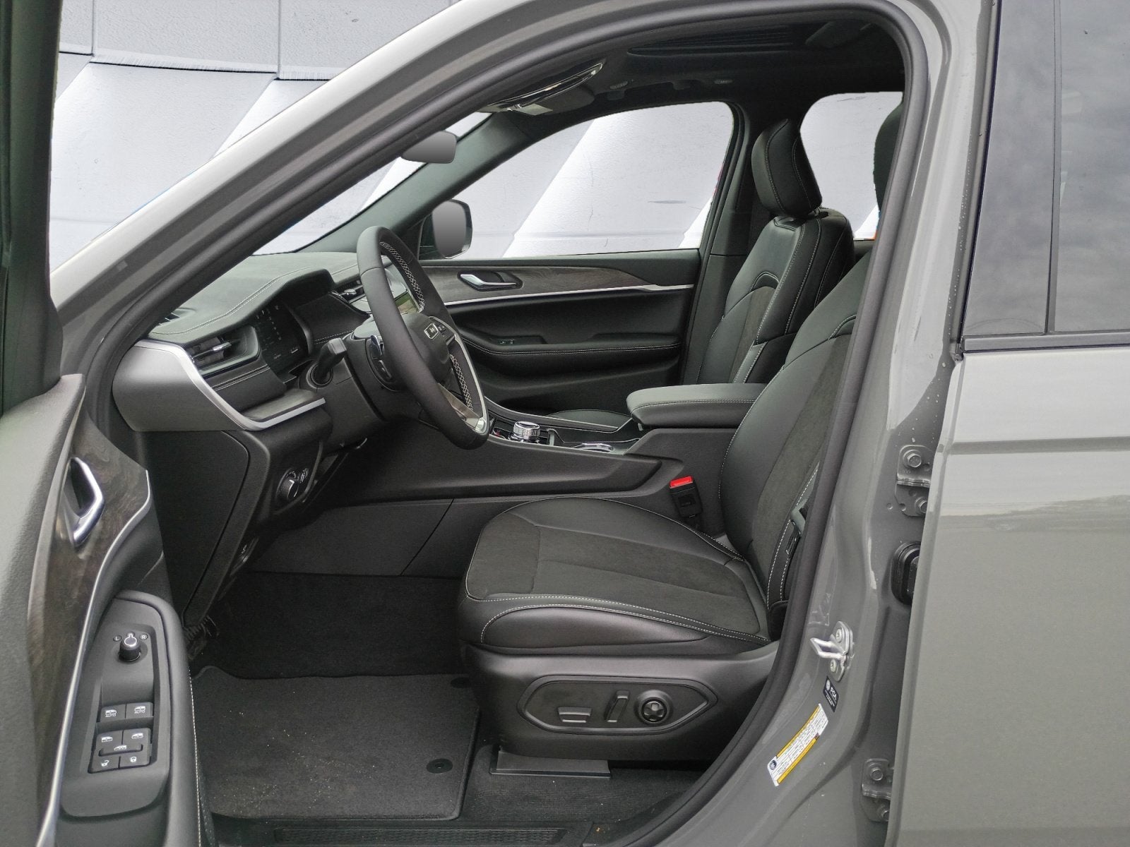 2027 Jeep Grand Cherokee Laredo Altitude