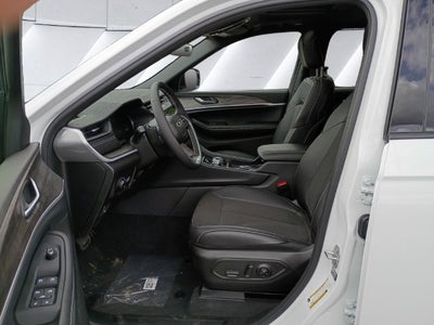 2027 Jeep Grand Cherokee Laredo Altitude