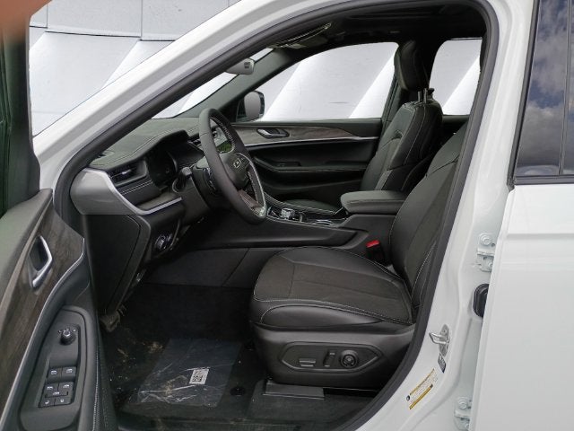 2027 Jeep Grand Cherokee Laredo Altitude