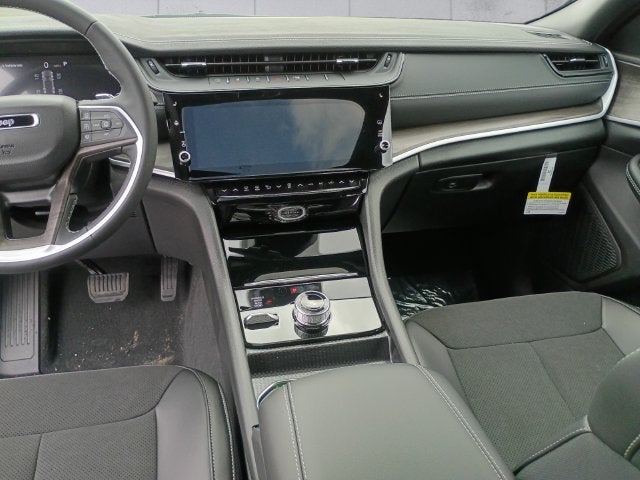 2027 Jeep Grand Cherokee Laredo Altitude