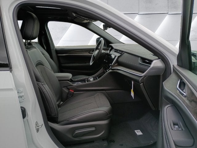 2027 Jeep Grand Cherokee Laredo Altitude