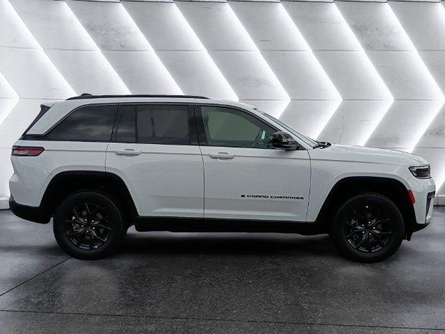 2027 Jeep Grand Cherokee Laredo Altitude